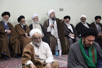روحانی باید فراجناحی بوده و برای جریانات سیاسی پدری کند