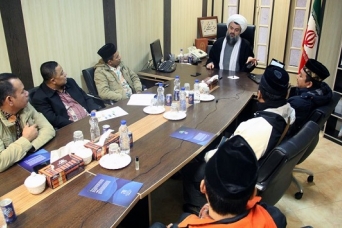 دیدار و گفتگوی گروهی از اساتید دانشگاه های اندونزی با آیت الله هادوی تهرانی