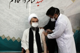 آیت الله هادوی تهرانی دوز اول واکسن کوو ایران برکت را دریافت کرد