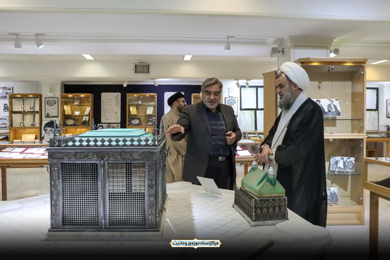 بازدید آیتالله مهدی هادوی تهرانی از مرکز اسناد حوزه و روحانیت